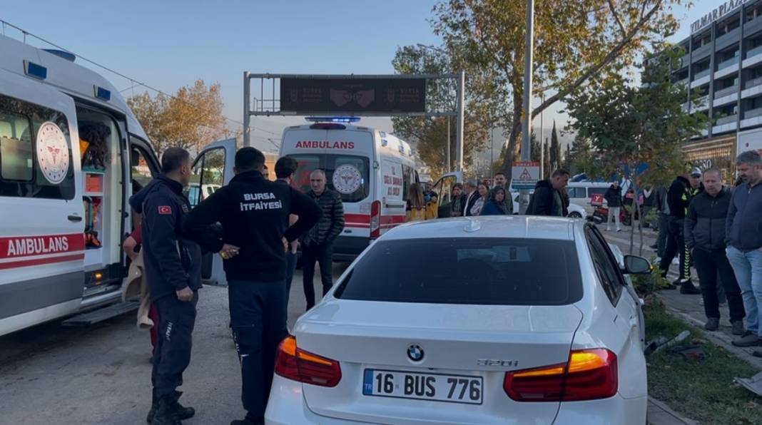 Bursa'da araba yarışı yapan iki maganda 13 kişiyi yaraladı 3